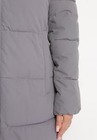 Born2be - Szara Pikowana Kurtka Płaszcz z Kapturem i Kieszeniami Gardemia. Typ kołnierza: kaptur. Kolor: szary. Sezon: zima, jesień #4