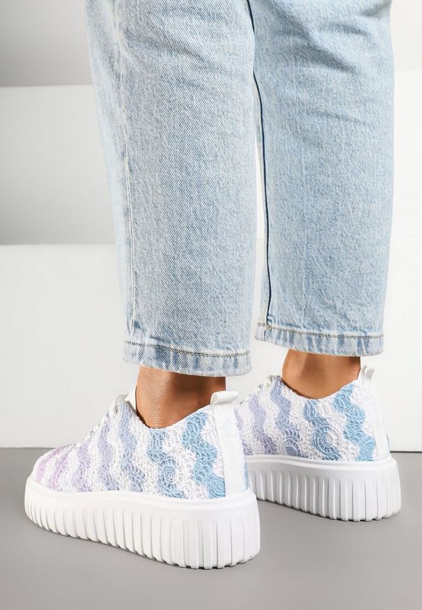 Renee - Biało-Niebieskie Ażurowe Sneakersy na Platformie Ellisara. Kolor: biały. Wzór: ażurowy. Sezon: lato. Obcas: na platformie