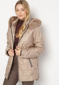 Born2be - Beżowa Pikowana Kurtka z Kapturem z Futerkiem Azilma. Okazja: na spacer, na co dzień. Typ kołnierza: kaptur. Kolekcja: plus size. Kolor: brązowy, beżowy. Materiał: futro. Wzór: aplikacja. Styl: casual, klasyczny