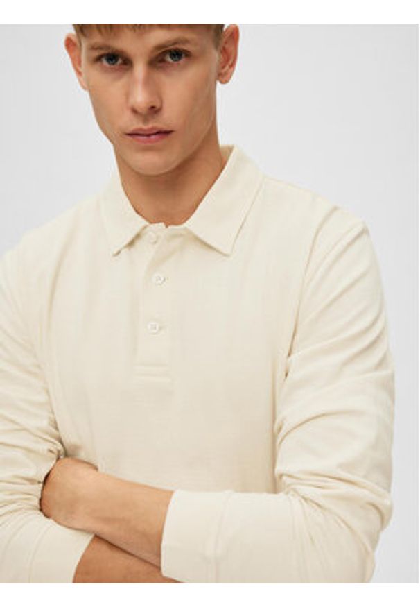 Selected Homme Polo 16088553 Beżowy Regular Fit. Typ kołnierza: polo. Kolor: beżowy. Materiał: bawełna
