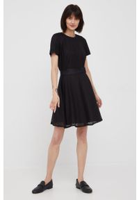 DKNY - Dkny sukienka kolor czarny mini rozkloszowana. Kolor: czarny. Materiał: tkanina. Długość rękawa: krótki rękaw. Długość: mini