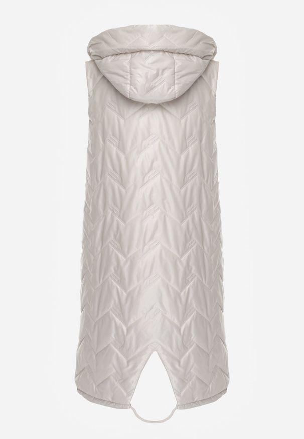 Born2be - Jasnoszara Przejściowa Kamizelka Pikowana o Długim Kroju z Kapturem i Naszywką Harmaste. Okazja: na co dzień. Typ kołnierza: kaptur. Kolor: szary. Materiał: jeans. Długość: długie. Wzór: aplikacja. Styl: casual