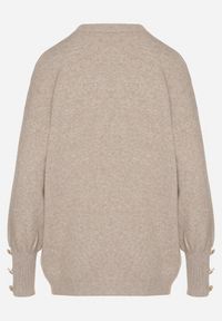 Born2be - Beżowy Sweter z Wiskozą Ozdobiony Guzikami na Rękawach Sadvire. Okazja: na co dzień. Kolor: beżowy. Materiał: wiskoza. Wzór: aplikacja. Styl: klasyczny, casual #7