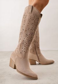 Renee - Ciemnobeżowe Ażurowe Kozaki Typu Kowbojki na Stożkowym Obcasie Antastus. Kolor: beżowy. Materiał: zamsz. Wzór: ażurowy. Obcas: na obcasie. Styl: boho. Wysokość obcasa: średni #1