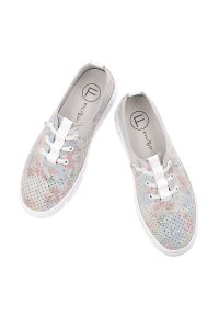 Półbuty damskie Filippo, ze skóry naturalnej perforowana cholewka wzorzysty motyw sznurowane lekka podeszwa casual, białe, DP7671/26. Okazja: na co dzień. Zapięcie: sznurówki. Kolor: biały. Materiał: skóra. Szerokość cholewki: normalna. Wzór: aplikacja. Sezon: wiosna, lato. Styl: casual #5