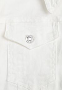 Born2be - Biała Bawełniana Kurtka Jeansowa Zapinana na Metalowe Guziki Auratia. Okazja: na co dzień, na spacer. Kolor: biały. Materiał: jeans, bawełna. Długość rękawa: długi rękaw. Długość: długie. Styl: casual, klasyczny #2