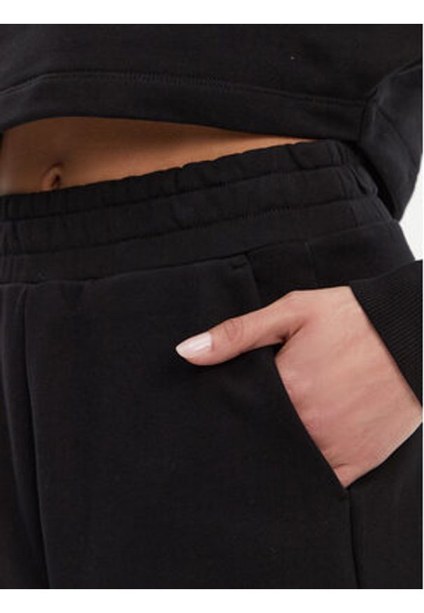 Calvin Klein Jeans Szorty sportowe J20J225221 Czarny Relaxed Fit. Kolor: czarny. Materiał: bawełna