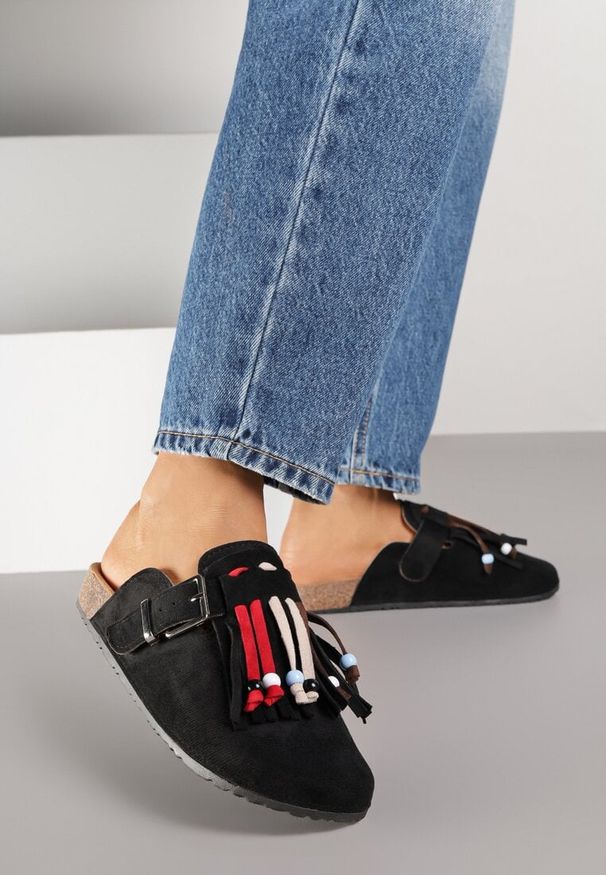 Renee - Czarne Klapki Mule z Oryginalnym Zdobieniem z Frędzlami Beladde. Okazja: na plażę. Kolor: czarny. Materiał: len, jeans. Wzór: aplikacja. Styl: boho