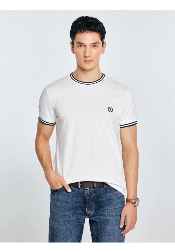 Big-Star - Koszulka męska z kontrastowym wykoŅczeniem biała Polias 100. Kolor: biały. Materiał: bawełna, materiał. Wzór: haft, ze splotem. Styl: klasyczny