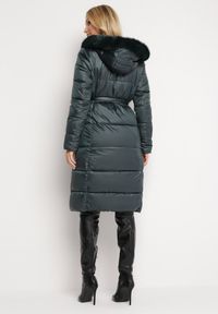 Born2be - Ciemnozielona Pikowana Kurtka za Kolano z Ozdobnym Futerkiem Velveti. Kolor: zielony. Materiał: futro. Wzór: aplikacja #5