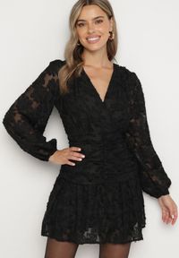 Born2be - Czarna Koronkowa Sukienka z Kopertowym Dekoltem i Marszczeniami Labisse. Okazja: na co dzień. Typ kołnierza: dekolt kopertowy. Kolor: czarny. Materiał: koronka. Typ sukienki: kopertowe. Styl: casual, klasyczny #2