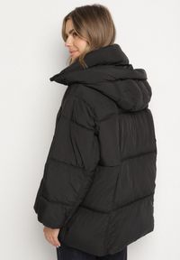 Born2be - Czarna Pikowana Kurtka o Kroju Oversize z Kapturem Galandia. Okazja: na spacer, na co dzień. Typ kołnierza: kaptur. Kolor: czarny. Materiał: jeans, poliester. Styl: casual, elegancki #2