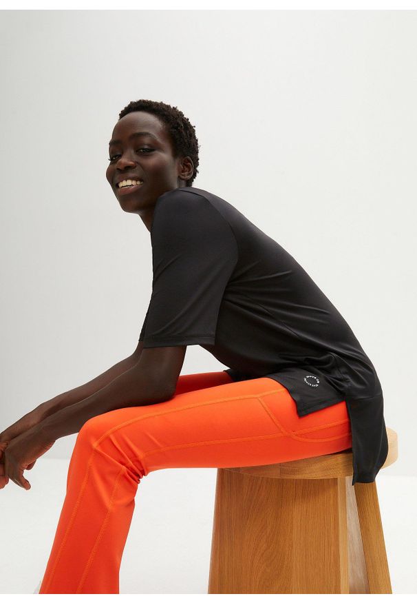 bonprix - Długi T-shirt sportowy z siatkowymi wstawkami, szybkoschnący. Kolor: czarny. Materiał: materiał. Długość: długie. Styl: sportowy