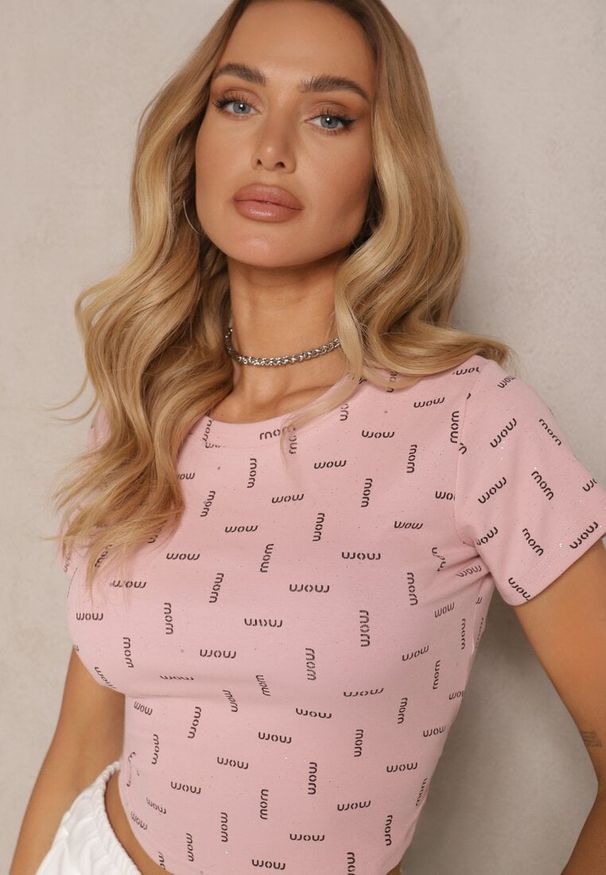 Renee - Różowy T-shirt z Bawełny Ozdobiony Brokatem Olindara. Okazja: na co dzień. Kolor: różowy. Materiał: bawełna. Wzór: aplikacja. Styl: casual