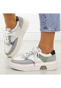 Białe skórzane sneakersy damskie Sergio Leone Sp026. Okazja: na co dzień, na spacer. Nosek buta: okrągły. Zapięcie: sznurówki. Kolor: biały. Materiał: skóra. Sezon: wiosna, lato. Obcas: na platformie. Sport: turystyka piesza