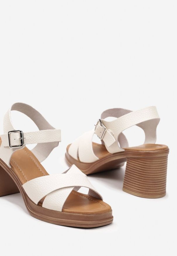 Born2be - Beżowe Sandały z Ekoskóry na Słupku Zapinane na Sprzączkę Giavanna. Okazja: na co dzień, na spacer. Zapięcie: sprzączka. Kolor: beżowy. Materiał: jeans. Sezon: lato. Obcas: na słupku. Styl: casual, elegancki