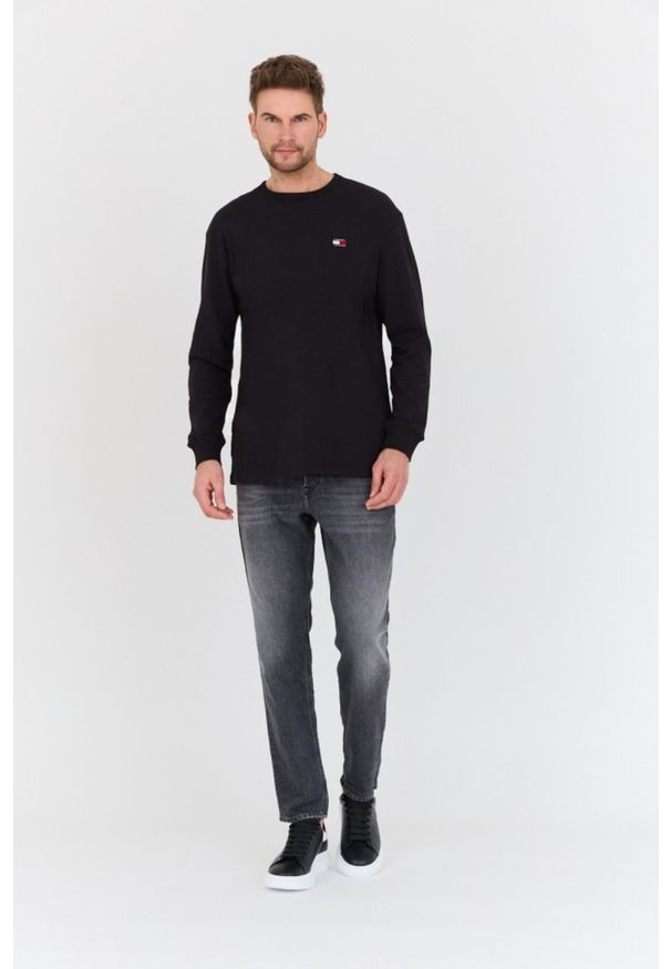 Tommy Jeans - TOMMY JEANS Czarny longsleeve. Kolor: czarny. Długość rękawa: długi rękaw