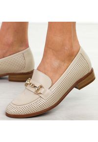 POTOCKI - Beżowe ażurowe mokasyny damskie Potocki 12587. Okazja: na spacer, na co dzień, do pracy. Nosek buta: okrągły. Kolor: beżowy. Szerokość cholewki: normalna. Wzór: ażurowy. Materiał: skóra. Sezon: wiosna, lato. Obcas: na obcasie. Styl: casual, elegancki, klasyczny #1