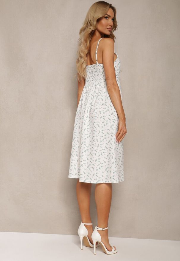 Renee - Biało-Zielona Sukienka o Rozkloszowanym Kroju na Ramiączkach w Kwiaty Sereri. Okazja: na spacer. Typ kołnierza: dekolt w serek. Kolor: miętowy. Długość rękawa: na ramiączkach. Wzór: kwiaty. Sezon: lato. Styl: elegancki