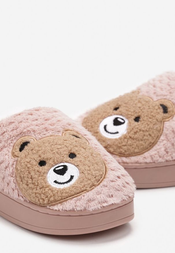 Born2be - Różowe Kapcie z Miękkiego Futerka Ozdobione Misiem Geraja. Okazja: do domu. Kolor: różowy. Materiał: futro. Wzór: aplikacja. Styl: elegancki