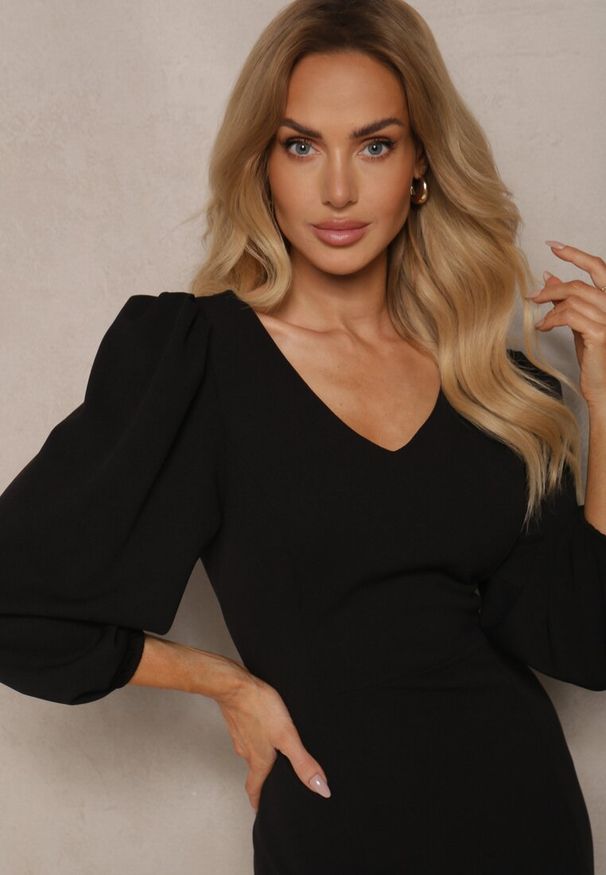 Renee - Czarna Sukienka o Dopasowanym Kroju z Lekko Bufiastymi Rękawami Zinnashira. Kolor: czarny. Wzór: aplikacja. Sezon: wiosna, lato. Styl: klasyczny, elegancki