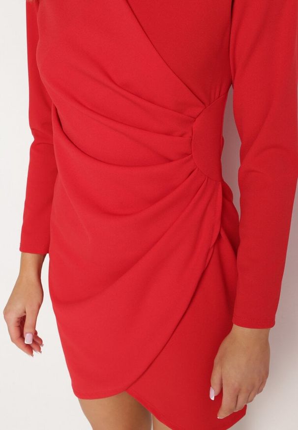 Born2be - Czerwona Sukienka Kopertowa z Ozdobnym Marszczeniem Ohildria. Kolor: czerwony. Typ sukienki: kopertowe. Styl: elegancki