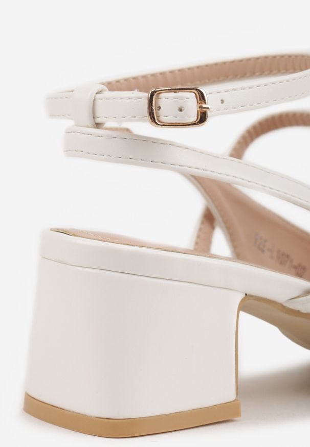 Born2be - Białe Czółenka na Kwadratowym Obcasie z Ozdobnymi Paseczkami i Sprzączką Elarose. Okazja: na co dzień. Zapięcie: sprzączka. Kolor: biały. Materiał: jeans. Obcas: na obcasie. Styl: elegancki, klasyczny, casual, wizytowy. Wysokość obcasa: średni