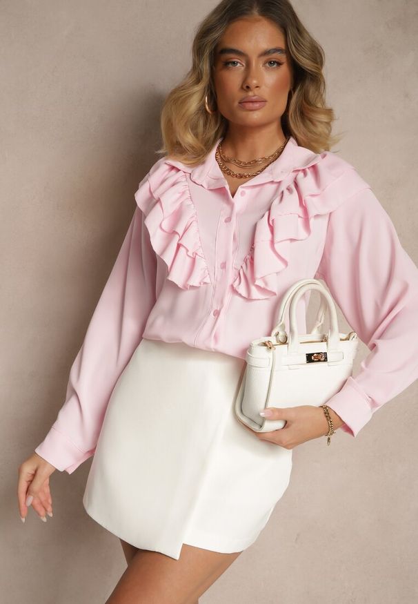 Renee - Różowa Koszula Ozdobiona Falbaną Kornella. Okazja: na co dzień. Typ kołnierza: kołnierzyk klasyczny. Kolor: różowy. Materiał: jeans. Wzór: aplikacja. Styl: klasyczny, elegancki, casual