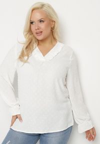 Born2be - Biała Bluzka w Stylu Retro z Falbankami i Kołnierzykiem z Wiązaniem Abelivia. Okazja: na co dzień. Typ kołnierza: kołnierz z falbankami. Kolekcja: plus size. Kolor: biały. Materiał: jeans. Długość rękawa: długi rękaw. Długość: długie. Styl: retro #4