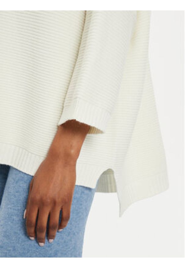 Kontatto Golf 3M0213 Écru Relaxed Fit. Typ kołnierza: golf. Materiał: syntetyk