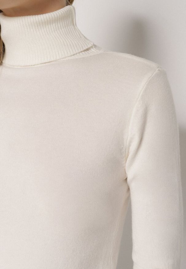 Born2be - Jasnobeżowy Klasyczny Golf z Bawełną Reilisea. Okazja: na co dzień. Typ kołnierza: golf. Kolor: beżowy. Materiał: bawełna. Styl: klasyczny