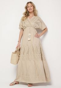 Born2be - Beżowa Kopertowa Sukienka z Wiskozy Ozdobiona Frędzlami Redare. Okazja: na co dzień. Typ kołnierza: dekolt w serek. Kolor: beżowy. Materiał: wiskoza. Wzór: aplikacja. Typ sukienki: kopertowe. Styl: casual, klasyczny, boho #3
