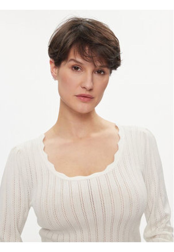 only - ONLY Sweter Meddi 15311544 Biały Regular Fit. Kolor: biały. Materiał: wiskoza