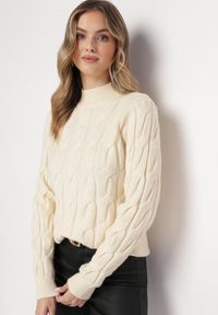 Born2be - Jasnobeżowy Klasyczny Sweter w Ozdobny Splot Aliissa. Kolor: beżowy. Materiał: dzianina. Długość rękawa: długi rękaw. Długość: długie. Wzór: ze splotem. Styl: klasyczny #5