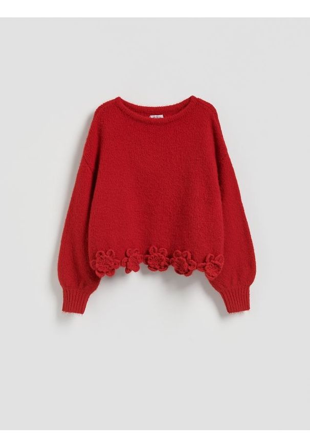 Reserved - Sweter z kwiatową aplikacją - czerwony. Kolor: czerwony. Materiał: dzianina, wełna. Wzór: kwiaty, aplikacja