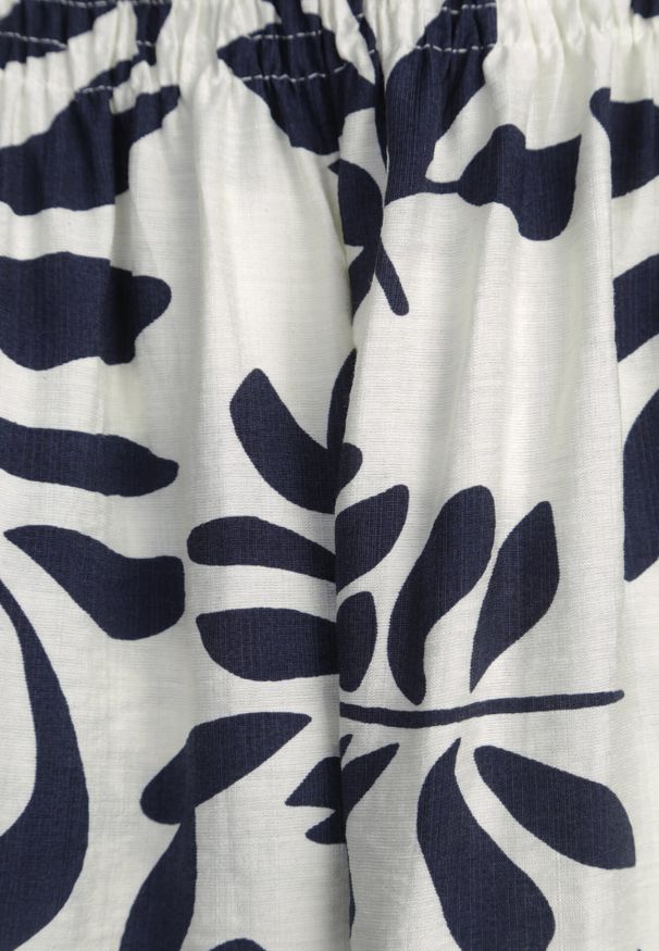 Born2be - Niebieska Wiskozowa Sukienka Hiszpanka w Kwiatowy Wzór Berinira. Okazja: na co dzień. Typ kołnierza: dekolt hiszpanka. Kolor: niebieski. Materiał: wiskoza. Wzór: kwiaty. Sezon: lato. Typ sukienki: proste, z odkrytymi ramionami. Styl: elegancki, casual