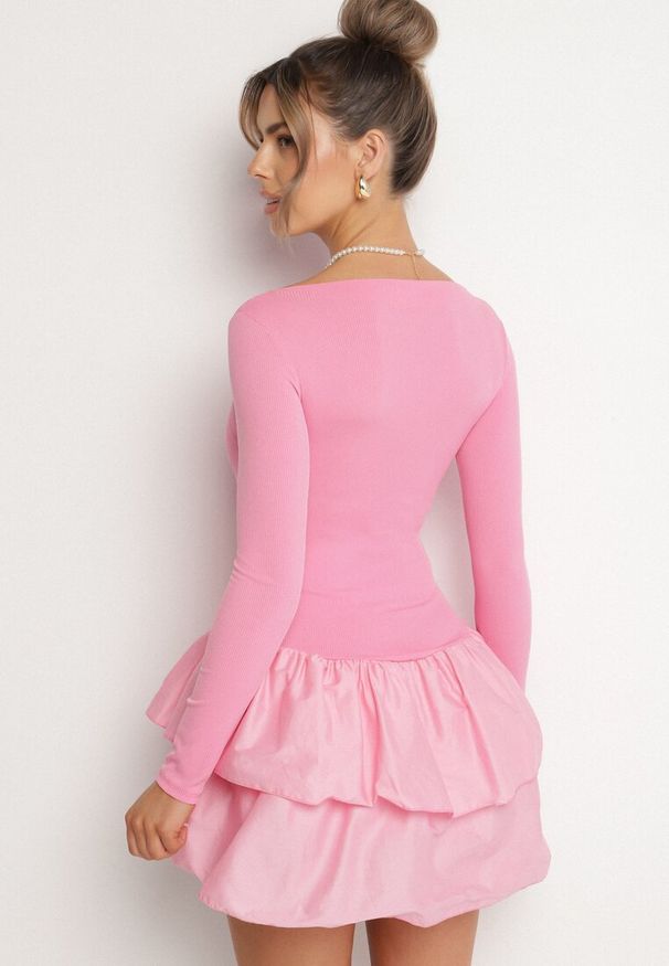 Born2be - Różowa Rozkloszowana Sukienka z Długim Rękawem i Falbanką Reonaria. Okazja: na co dzień. Kolor: różowy. Długość rękawa: długi rękaw. Styl: elegancki, casual