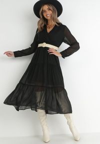 Born2be - Czarna Sukienka z Kopertowym Dekoltem i Plecionym Paskiem Dirmi. Kolor: czarny. Materiał: materiał. Typ sukienki: kopertowe #1
