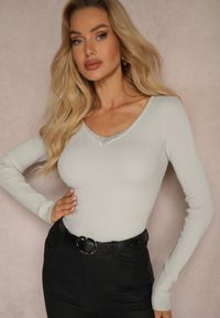 Renee - Jasnoszary Sweter z Prążkowanego Materiału z Cyrkoniami Irilis. Okazja: na co dzień. Kolor: szary. Materiał: materiał, prążkowany. Styl: klasyczny, casual, elegancki, wizytowy