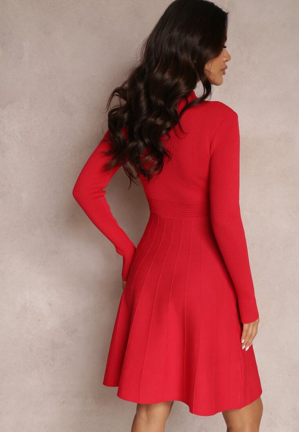 Renee - Czerwona Sukienka z Wycięciem przy Dekolcie z Cyrkoniami i Perłami Hili. Kolor: czerwony. Materiał: wiskoza, dzianina, tkanina. Długość rękawa: długi rękaw. Wzór: aplikacja. Styl: elegancki