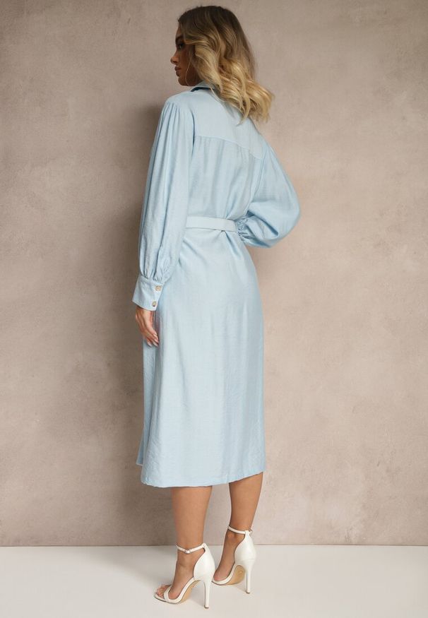 Renee - Niebieska Koszulowa Sukienka z Wiskozy z Paskiem z Klamrą i Kieszeniami Lisandrila. Okazja: na co dzień, na spotkanie biznesowe. Kolor: niebieski. Materiał: wiskoza. Długość rękawa: długi rękaw. Typ sukienki: koszulowe. Styl: biznesowy, klasyczny, casual, elegancki