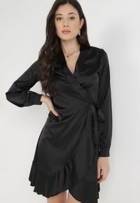 Born2be - Czarna Sukienka Satynowa Barbedeia. Typ kołnierza: dekolt w kształcie V. Kolor: czarny. Materiał: satyna. Wzór: aplikacja. Typ sukienki: kopertowe. Styl: elegancki. Długość: mini #5