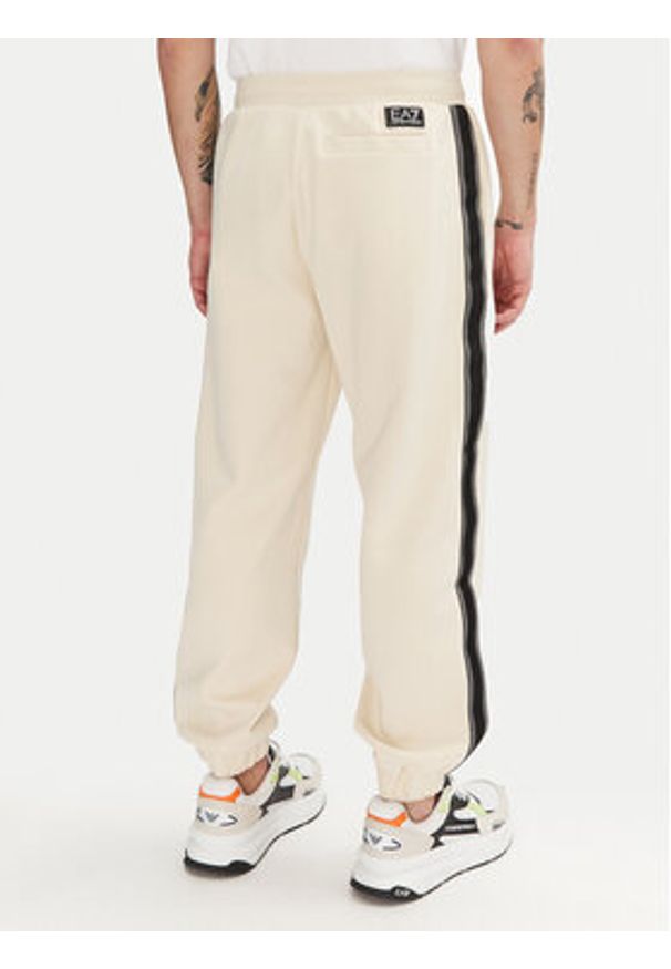 EA7 Emporio Armani Spodnie dresowe 7M000545 AF12660 U1079 Écru Modern Fit. Materiał: bawełna