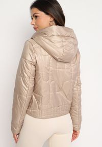 Born2be - Beżowa Pikowana Kurtka z Kapturem i Wsuwanymi Kieszeniami Terivel. Typ kołnierza: kaptur. Kolor: beżowy. Materiał: jeans. Styl: elegancki #2