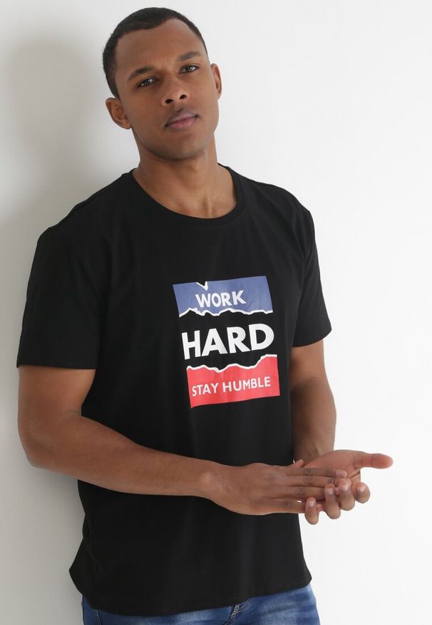 Born2be - Czarna Koszulka z Krótkim Rękawem i Nadrukowanym Napisem Evelon. Kolor: czarny. Długość rękawa: krótki rękaw. Długość: krótkie. Wzór: napisy