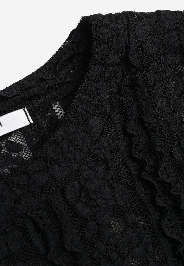 Renee - Czarna Bluzka z Koronki Ozdobiona Rozszerzanymi Rękawami Lertiola. Okazja: na co dzień. Kolor: czarny. Materiał: koronka. Wzór: aplikacja, koronka. Sezon: wiosna. Styl: casual, elegancki