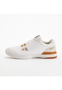 ARTENGO - Buty tenisowe męskie Artengo TS500 na każdą nawierzchnię. Kolor: biały, beżowy, brązowy, wielokolorowy. Materiał: kauczuk. Szerokość cholewki: normalna. Sport: tenis