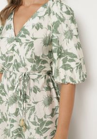 Born2be - Zielono-Biała Rozkloszowana Sukienka z Wiskozy Wykończona Bufiastymi Rękawami Maranea. Okazja: na co dzień. Typ kołnierza: dekolt w serek. Kolor: zielony. Materiał: wiskoza. Typ sukienki: proste, w kształcie A. Styl: klasyczny, casual, elegancki #4