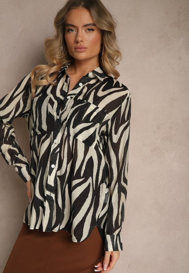 Renee - Czarna Transparentna Koszula z Wiskozy o Klasycznym Kroju w Print Zebra Covianne. Okazja: na co dzień. Kolor: czarny. Materiał: wiskoza. Wzór: nadruk, motyw zwierzęcy. Styl: klasyczny