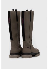 Wrangler kozaki Atlanta Boot damskie kolor beżowy na płaskim obcasie. Nosek buta: okrągły. Kolor: beżowy. Materiał: guma. Szerokość cholewki: normalna. Obcas: na obcasie. Wysokość obcasa: niski #2